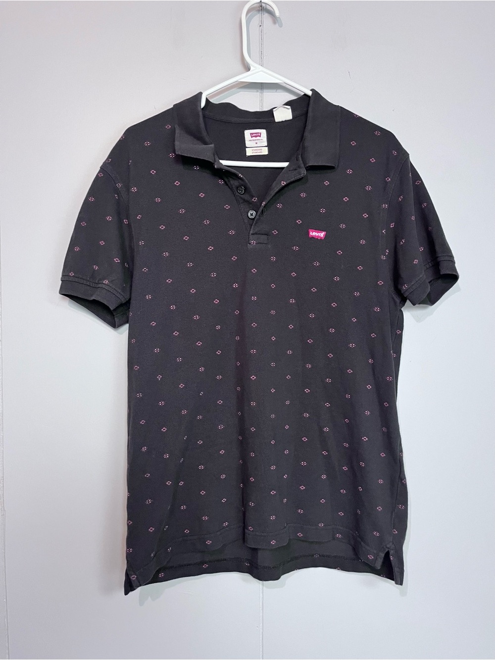 Levi’s Men’s Polo Shirt Black Pink Floral Pattern Size M